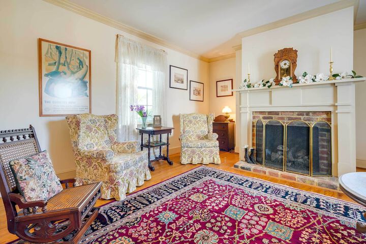 Terre Haute Manor Farmhouse w / Gardens & Deck!