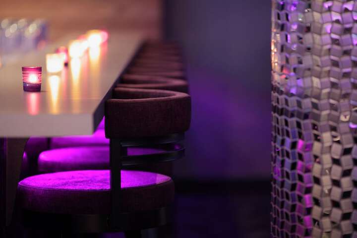 Lounge 33 of 41