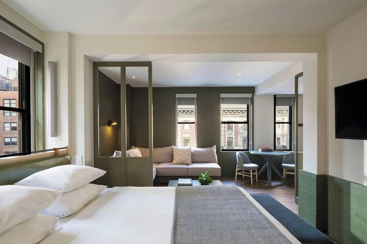 Room 32 of 59