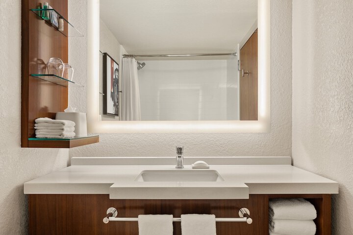 Delta Hotels by Marriott Minneapolis Northeast