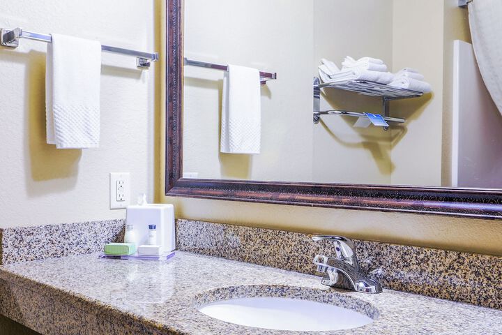 Evansville Inn & Suites by OYO