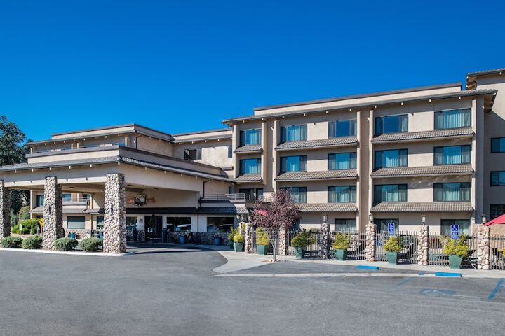 Yosemite Southgate Hotel & Suites