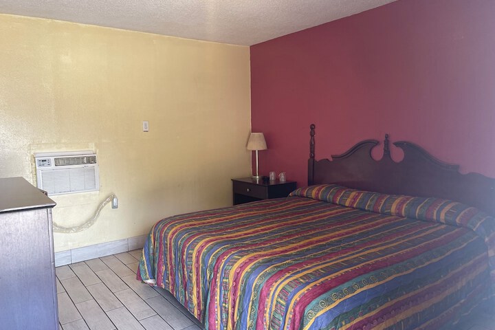Plaza Motel