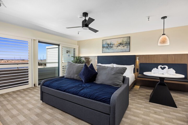 456 Embarcadero Inn & Suites