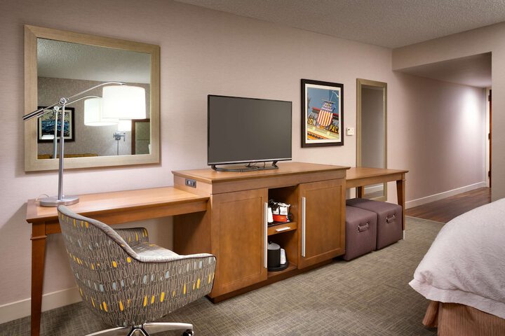 Lounge 53 of 58