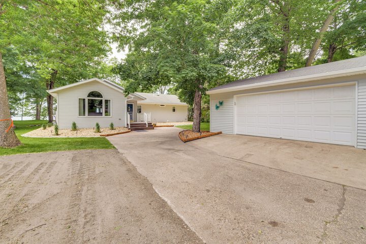 Spacious Detroit Lakes Home w / Private Deck!