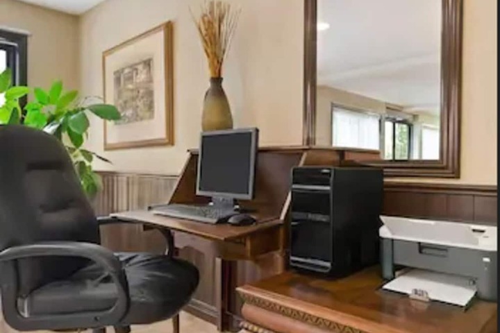 Business Center 15 of 16