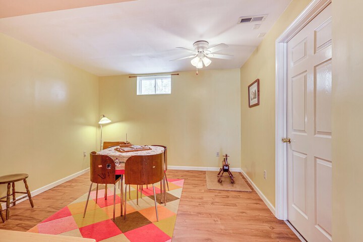 Family Home w / Game Room & Decks in Etlan!