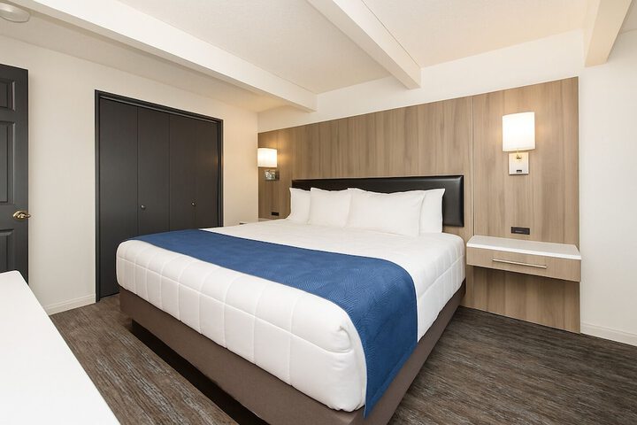 Oyster Bay Inn & Suites