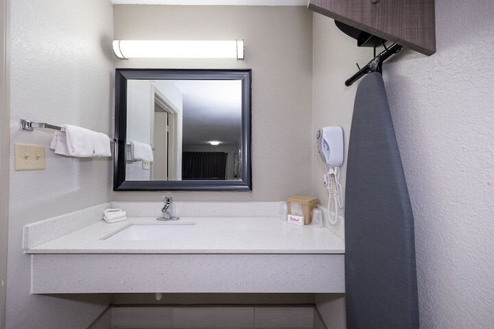 Room 10 of 27