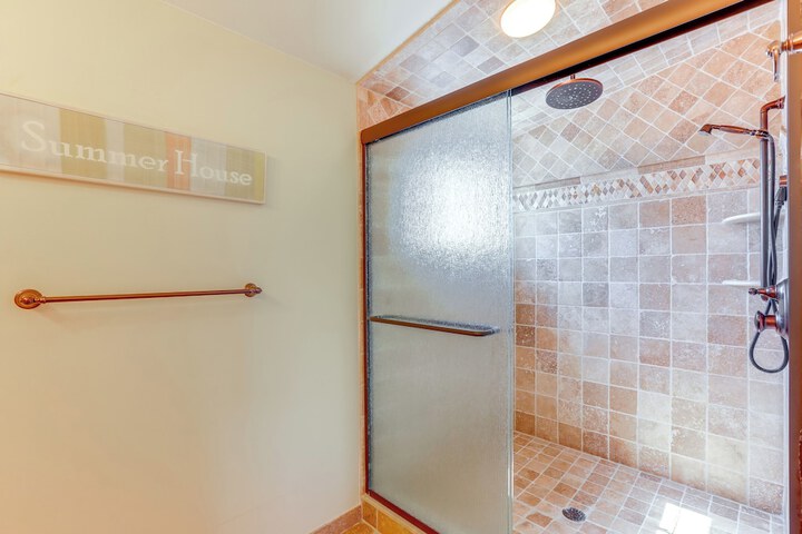 Spacious Avalon Beach House - 2 Blocks to Water!