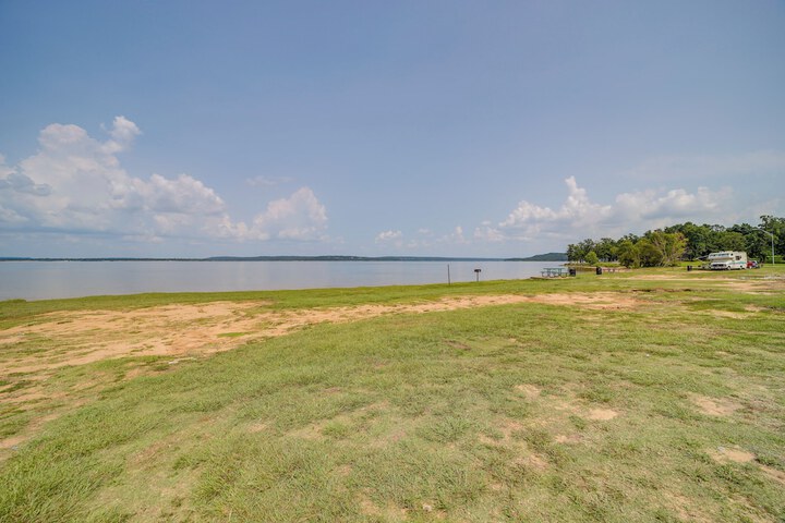 Walk to Lake Parks & Dining: Eufala Family Home!