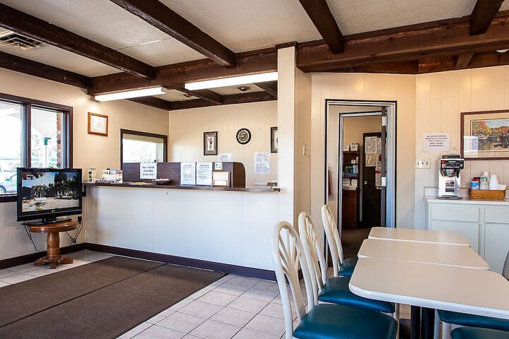 Country Squire Inn & Suites