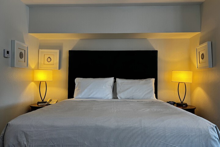 Room 33 of 47