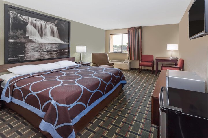 Super 8 by Wyndham Logansport