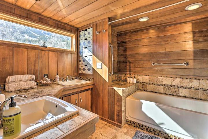 Lake Cabin w / King Bed Foodie Kitchen, & Views