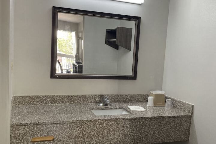 Room 7 of 16