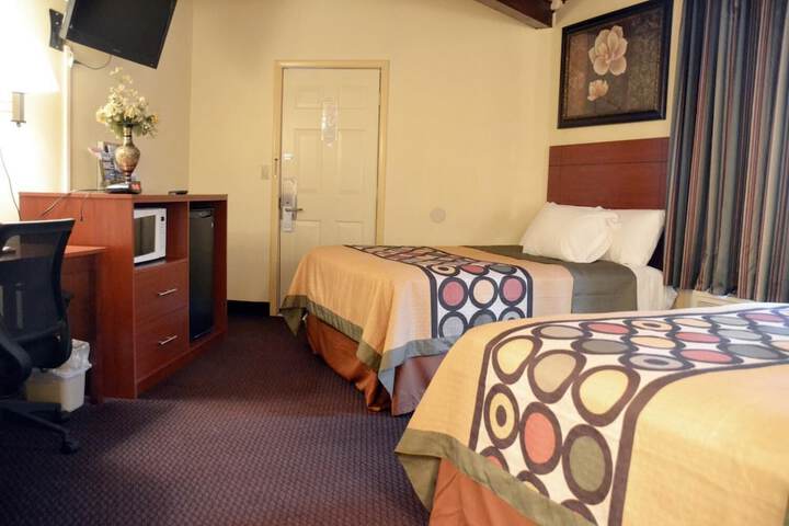 Room 7 of 18