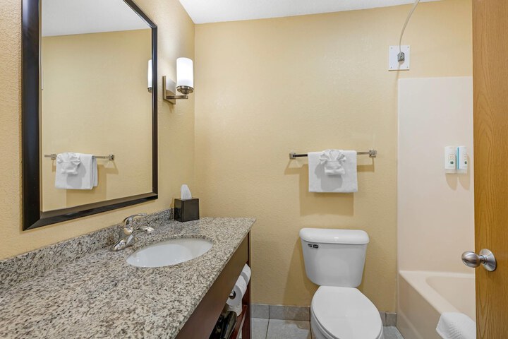 Quality Inn & Suites Bellville - Mansfield