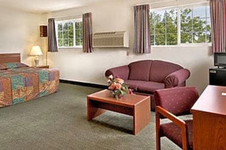 Super 8 by Wyndham Gresham / Portland Area OR