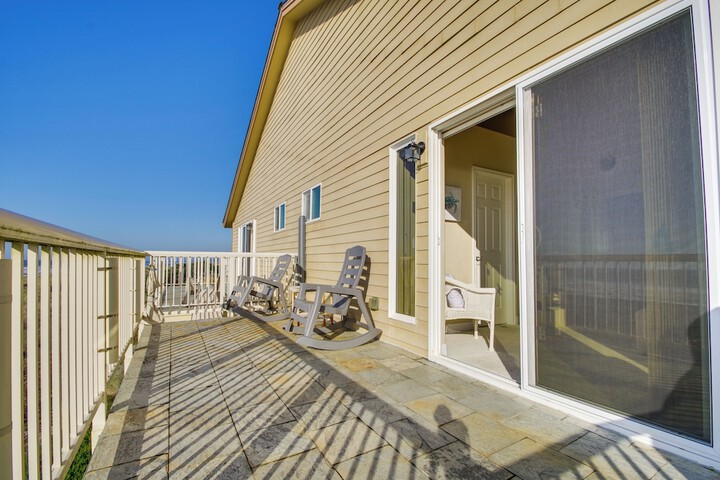 Quiet Waterfront Escape w / Hot Tub & Beach Access!
