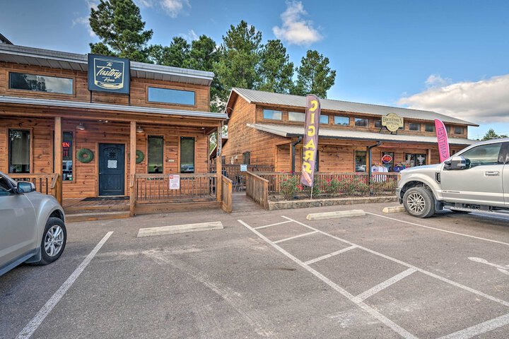Romantic Broken Bow Cabin w / Jacuzzi & Fire Pit!