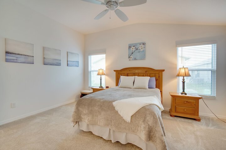 Sun-soaked Retreat in The Villages w / Grill!