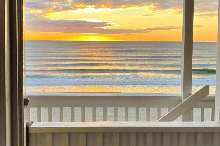Oceanfront Penthouse with Family & Friends