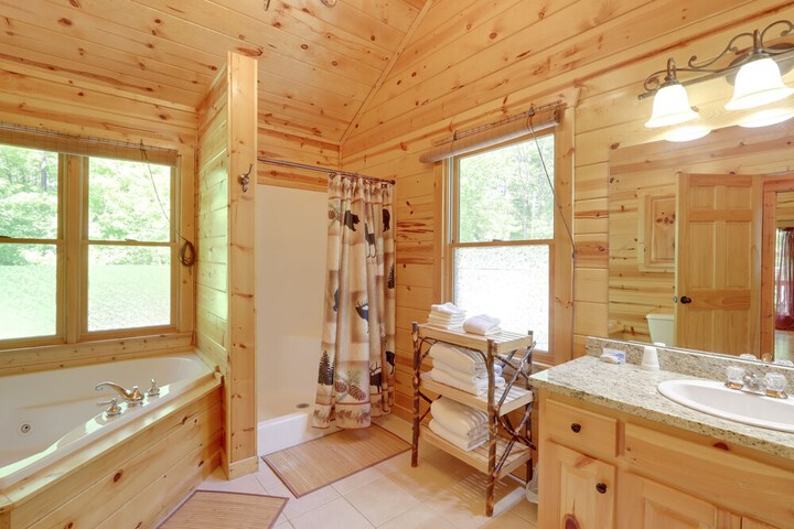 Private Ellijay Cabin w / Hot Tub & Amenities!