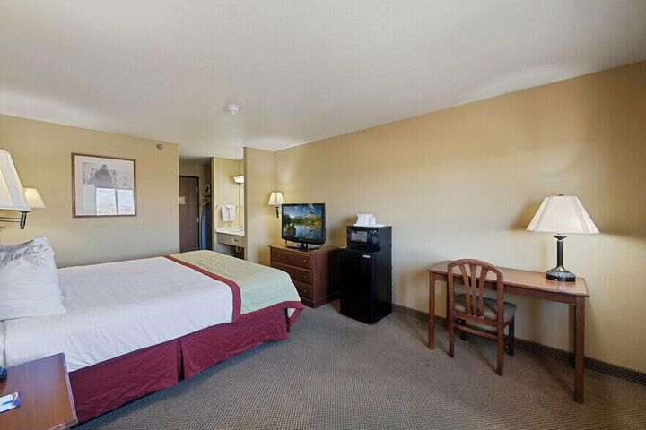 Pinedale Hotel & Suites