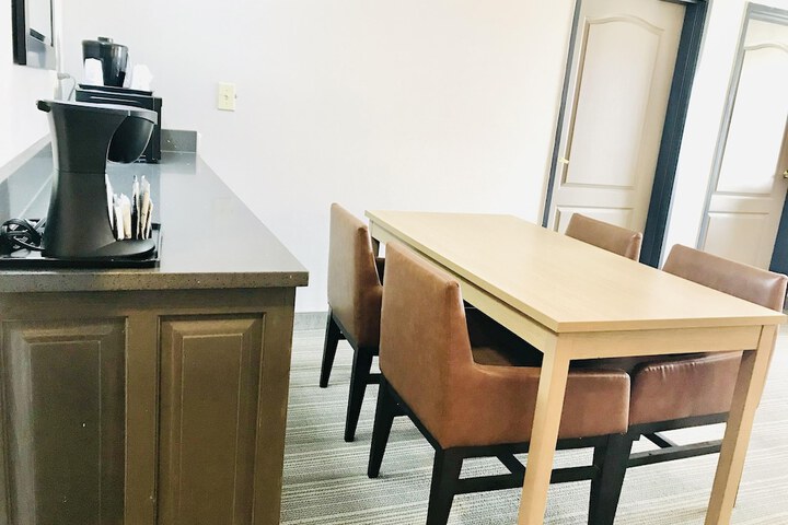 Country Inn & Suites by Radisson Warner Robins, GA