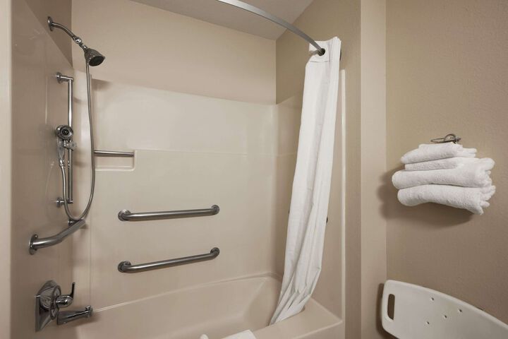 Super 8 by Wyndham Cromwell / Middletown