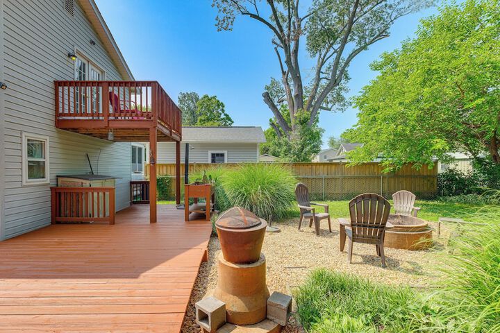Adorable Cottage: Fire Pit Walk to Colonial Beach