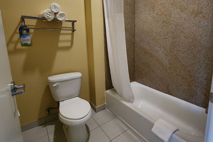 Days Inn by Wyndham Baytown East