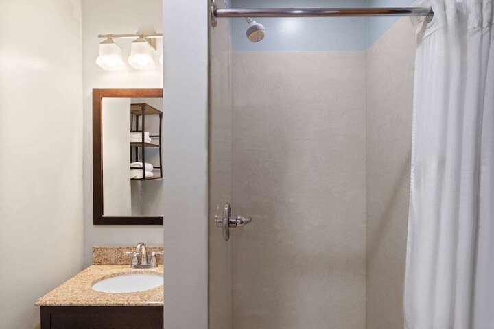 Days Inn by Wyndham Kill Devil Hills Oceanfront - Wilbur