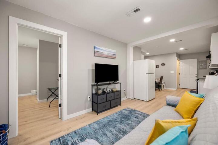 Lakeside Bliss 2BR 1BA with All Modern Comforts