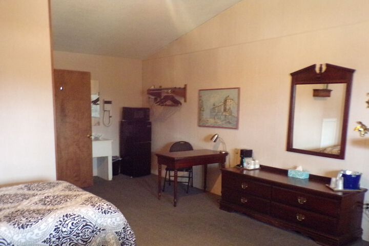 Longhouse Lodge Motel