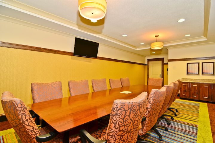 Holiday Inn Express and Suites Williston by IHG