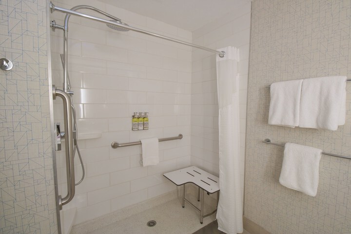 Holiday Inn Express and Suites Manassas by IHG