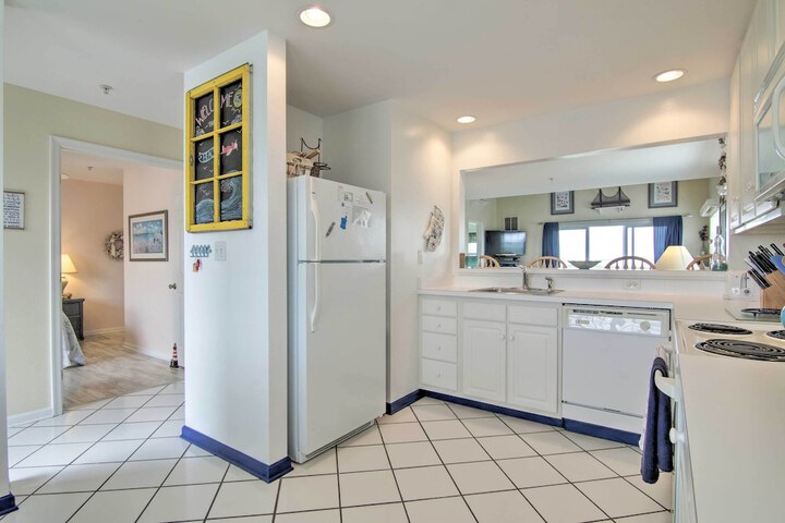 Near Beaches: Ocean View Condo w / Balcony!