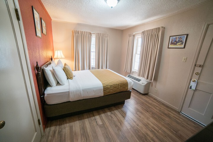 Room 53 of 82