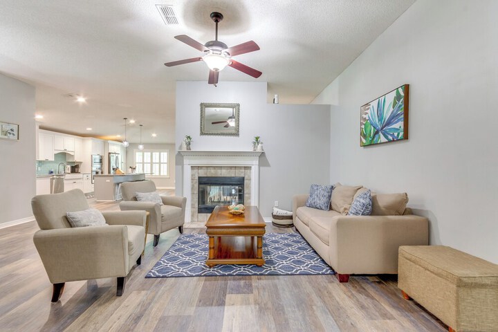 Spacious Home w / Sunroom 15 Mi to Pensacola!