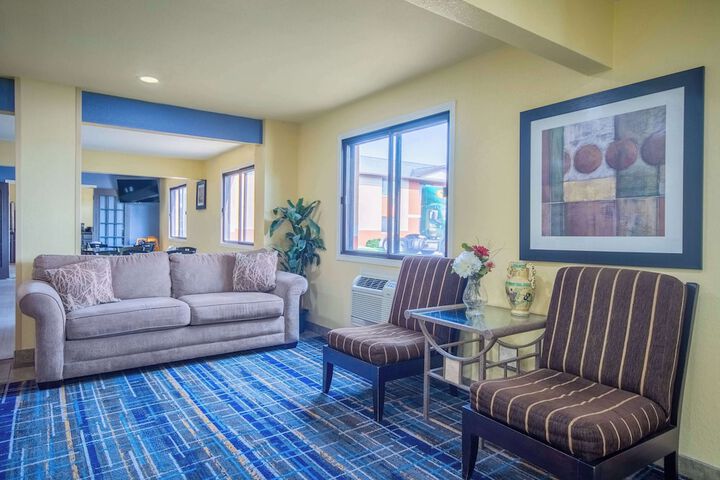 Days Inn & Suites by Wyndham Waterloo
