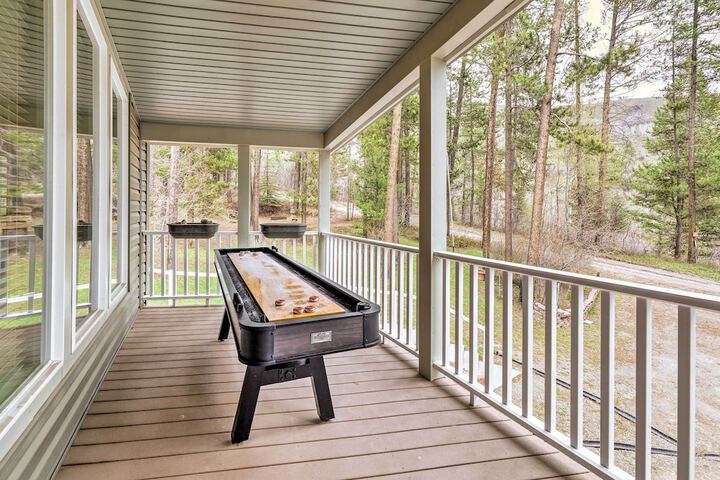 Rustic Escape w / Deck Hot Tub & Mountain Views