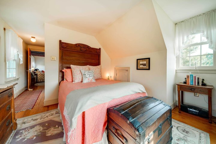 Terre Haute Manor Farmhouse w / Gardens & Deck!