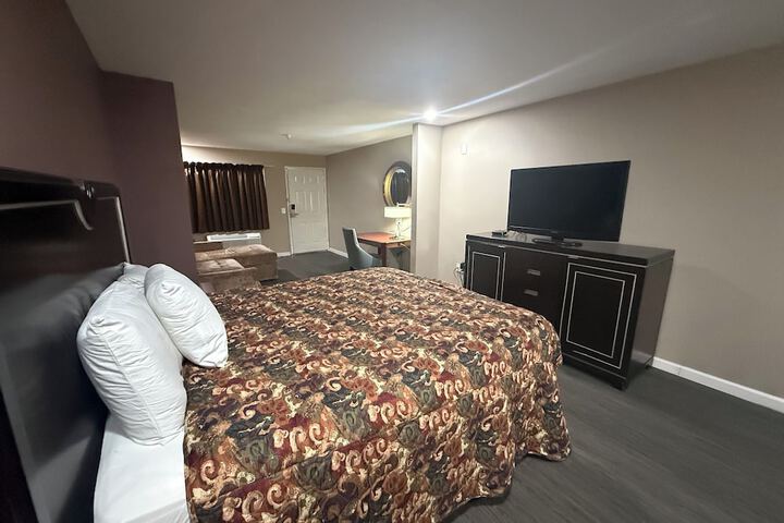 Room 11 of 18