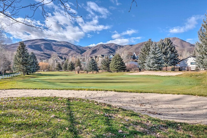 Large Cozy Midway Studio w / Mountain Views!