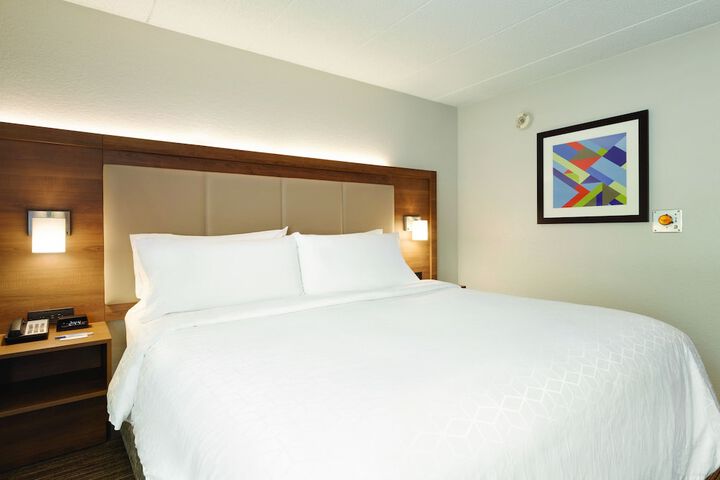 Room 17 of 28