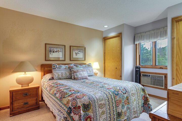 Condo on First Green w / Deck at Schuss Mountain!