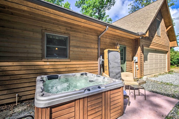 Tryon House w / Hot Tub - Near Equestrian Centers!